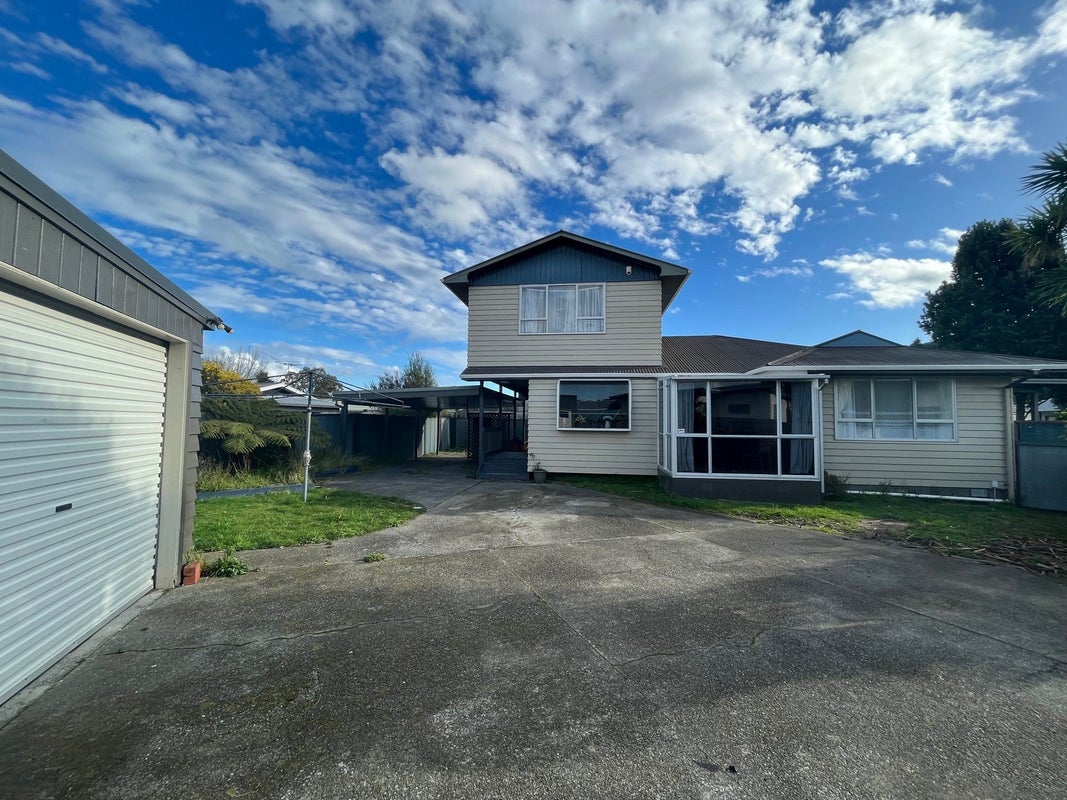 6 Haylock Grove, Totara Park, Upper Hutt - Carousel 1