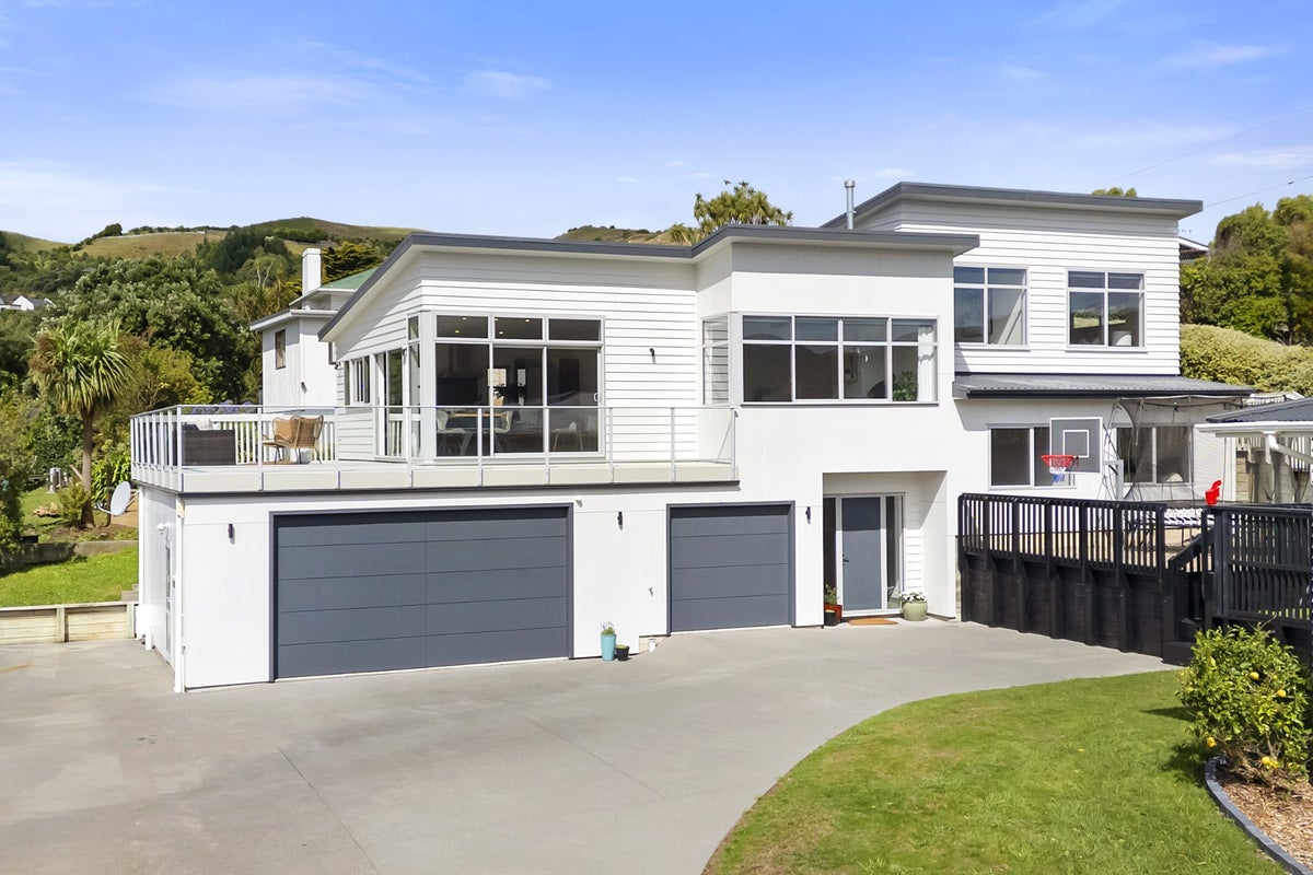 32A Tawa Terrace, Tawa, Wellington - Carousel 1