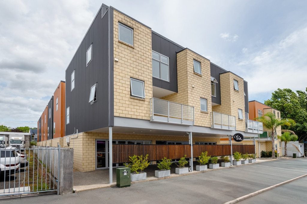 4/7 Vialou Street, Hamilton Central, Hamilton - Carousel 1