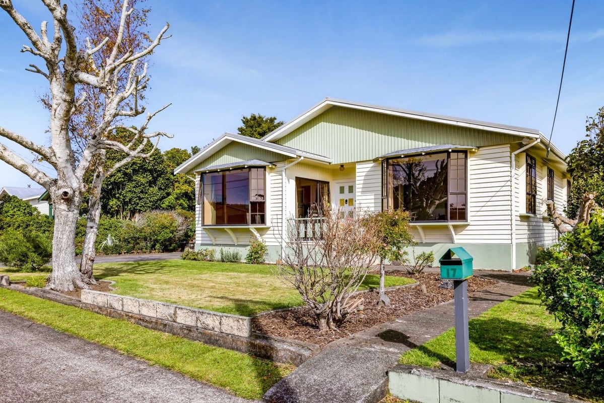17 Hoyle Place, New Plymouth, New Plymouth - Carousel 1