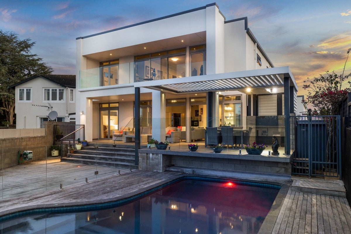 34 Lake Crescent, Hamilton Lake, Hamilton - Carousel 1