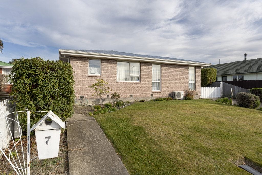 7 Fern Drive, Halswell, Christchurch - Carousel 1