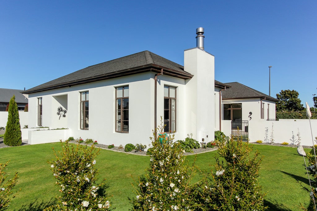 7 Oakwood Drive, Highlands Park, New Plymouth - Carousel 1