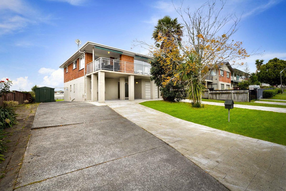 11 Jenelin Road, Glendene, Auckland - Carousel 1
