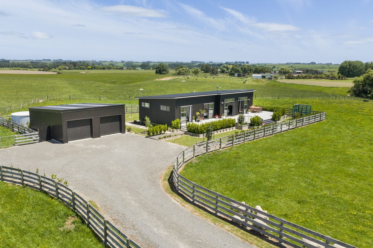 567 Lethbridge Road, Halcombe, Halcombe - Carousel 1