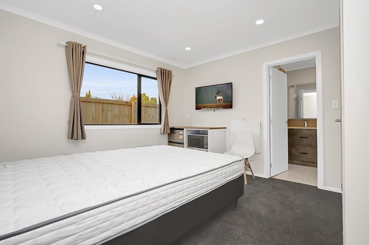 2/20 Yorkshire Road, Silverdale, Hamilton - Carousel 1