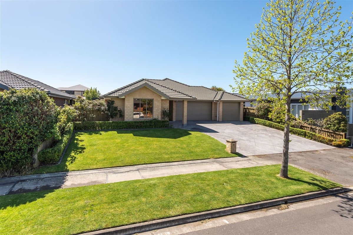 18 Eaglesome Avenue, Aidanfield, Christchurch - Carousel 1