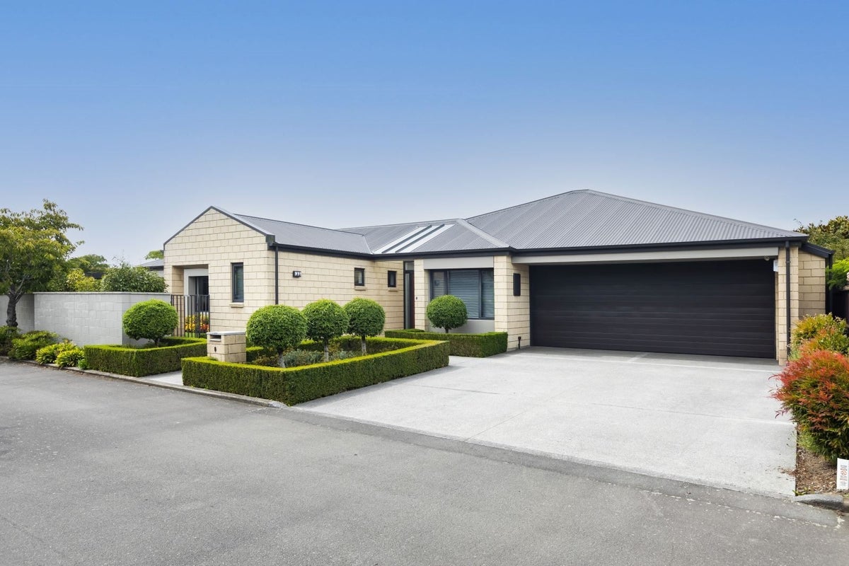 8 Applecross Lane, Harewood, Christchurch - Carousel 1