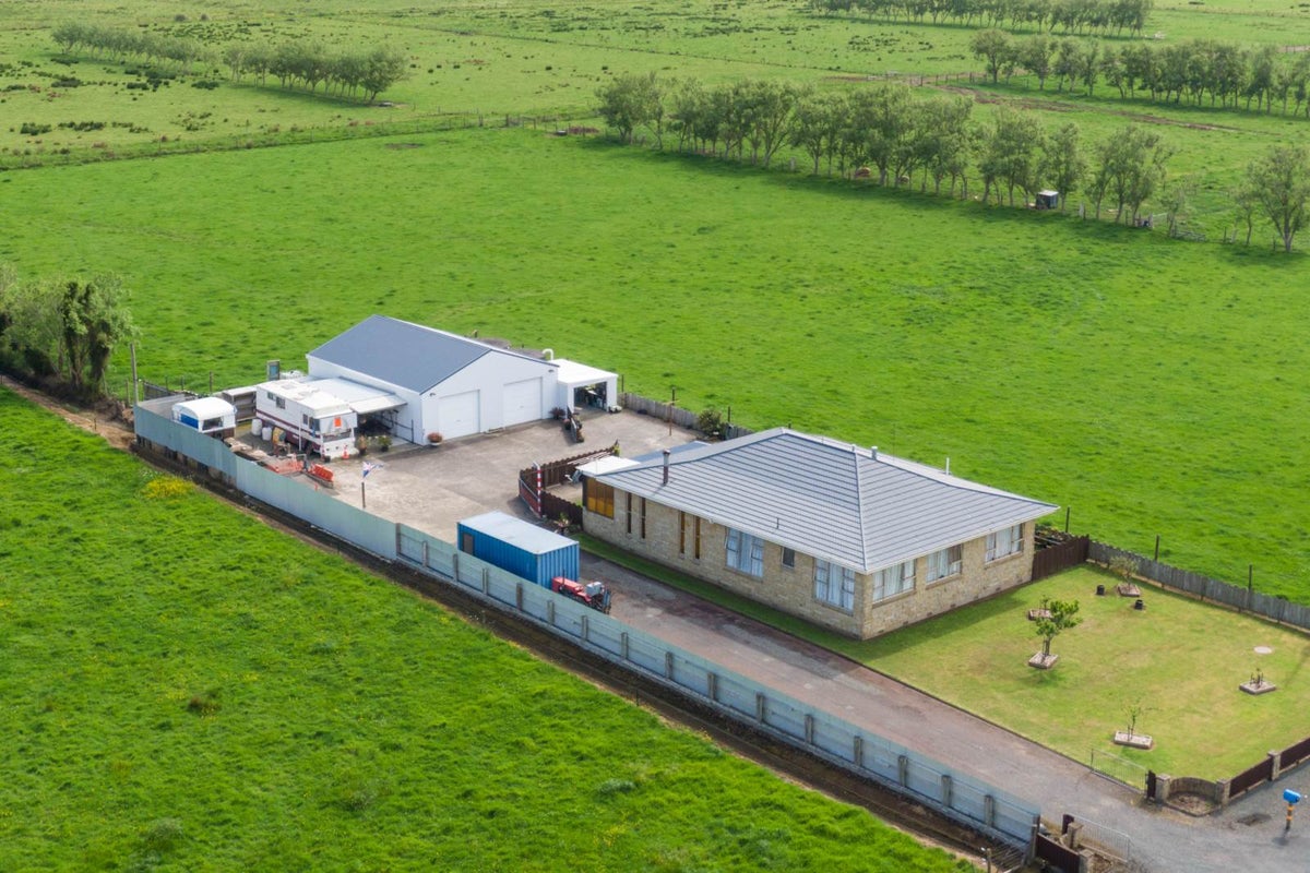 16 South Head Road, Parakai, Helensville - Carousel 1