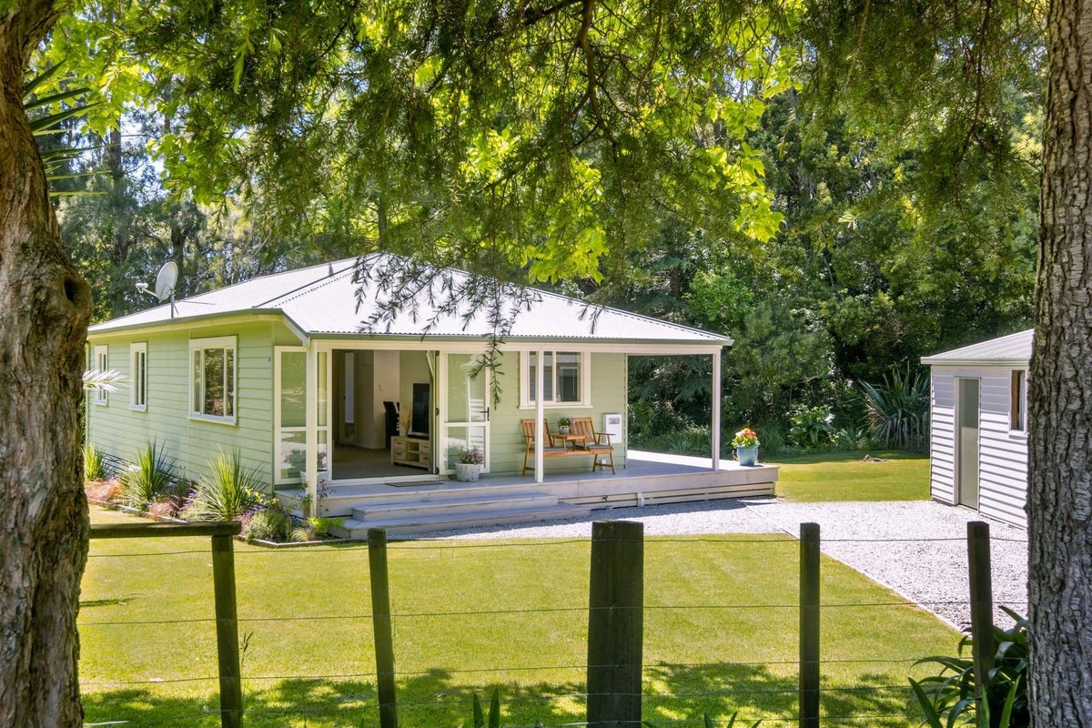 74 Endcliffe Road, Kaiti, Gisborne - Carousel 2