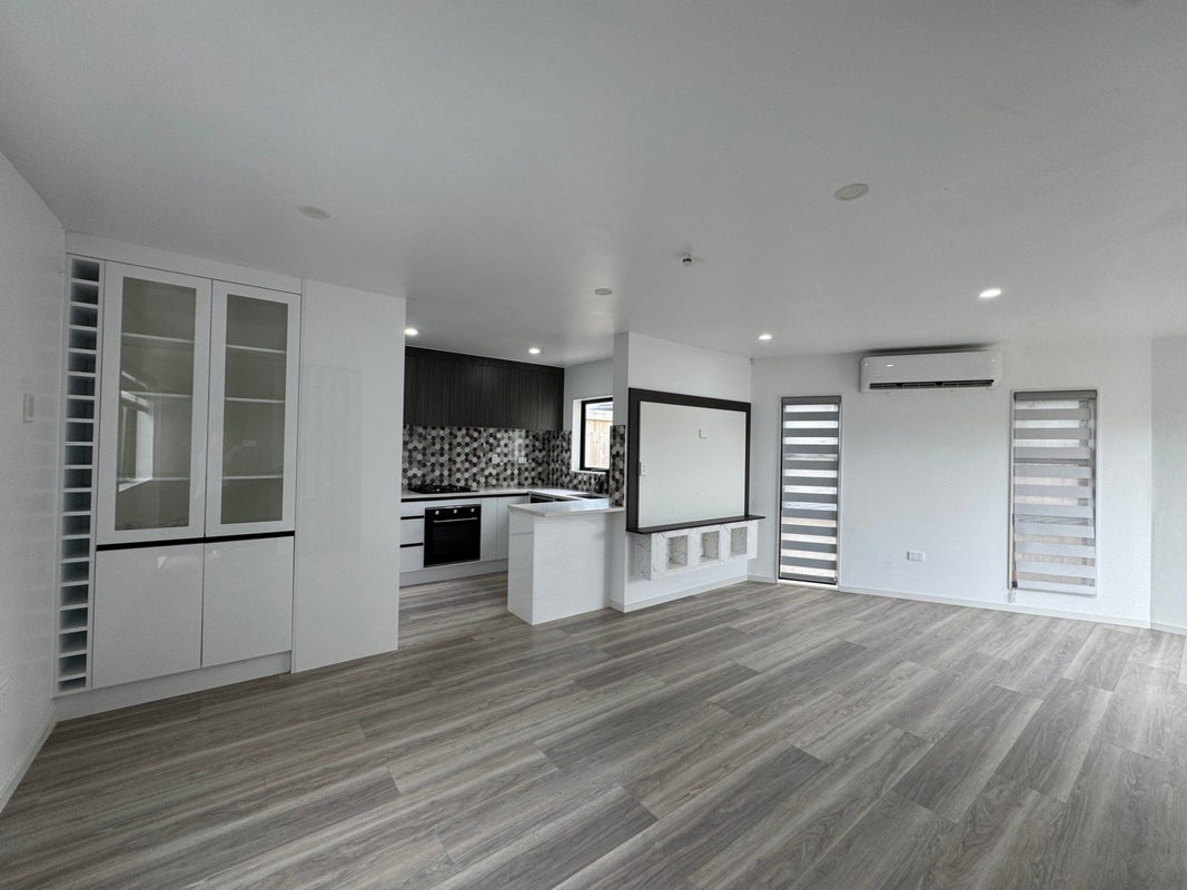 20B Castleford Street, Green Bay, Auckland - Carousel 2