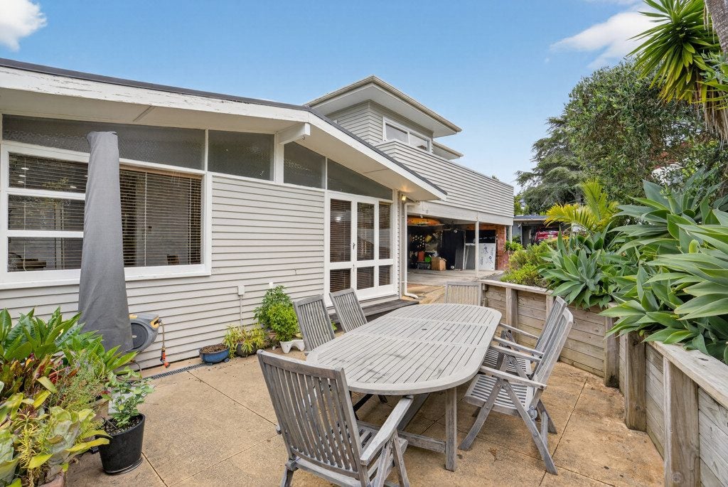 12 Garmons Way, Castor Bay, Auckland - Carousel 1