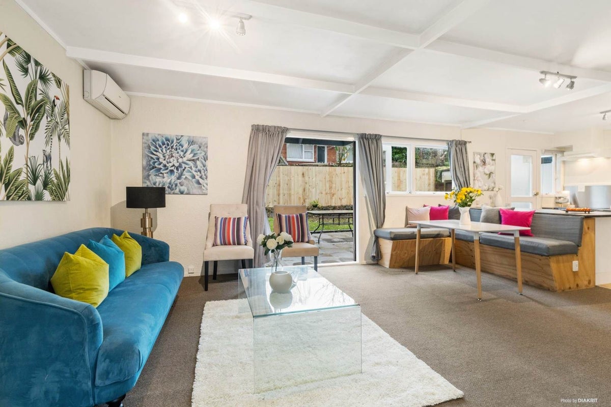 2/27 Lagoon Drive, Panmure, Auckland - Carousel 1
