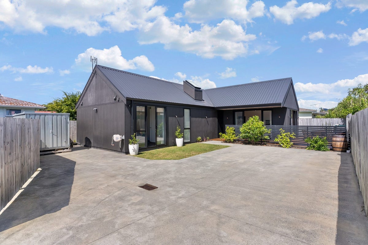 442A West Coast Road, Glen Eden, Auckland - Carousel 1