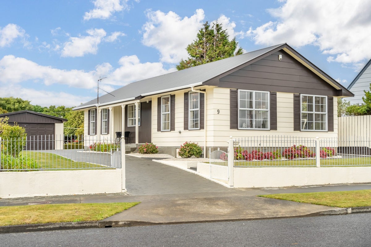 9 Shaftesbury Grove, Stokes Valley, Lower Hutt - Carousel 2