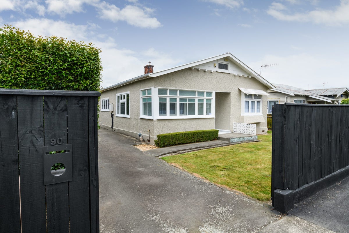 90 Lyndhurst Street, Takaro, Palmerston North - Carousel 1