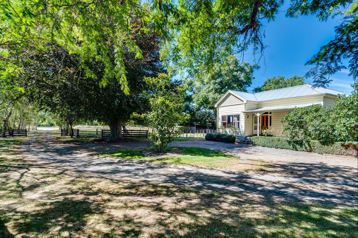 1400 Railway Road South, Longlands, Hastings - Carousel 1