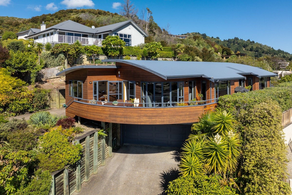 8 Moana Heights, Waikawa, Picton - Carousel 1