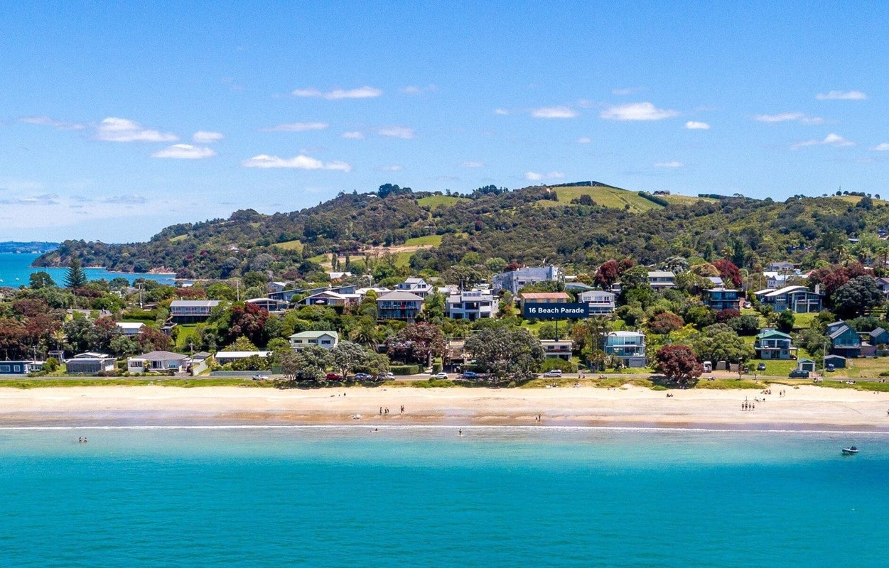 16 Beach Parade, Oneroa, Waiheke Island - Carousel 1