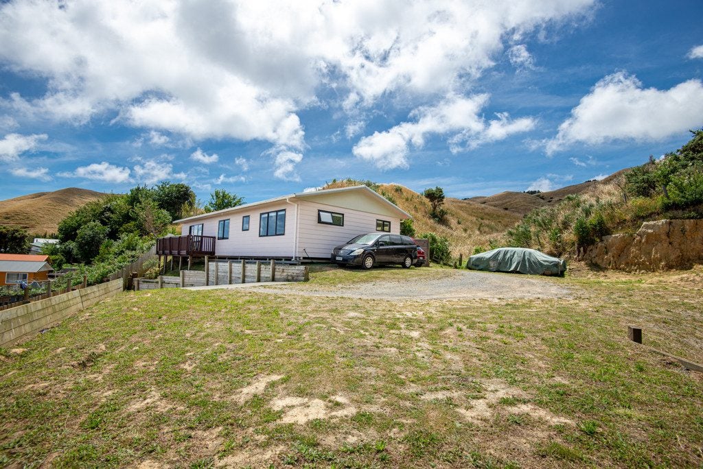 82 Arahura Crescent, Waitangirua, Porirua - Carousel 1