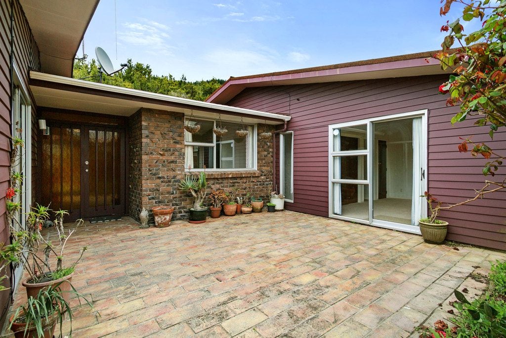 94 Larsen Crescent, Tawa, Wellington - Carousel 2