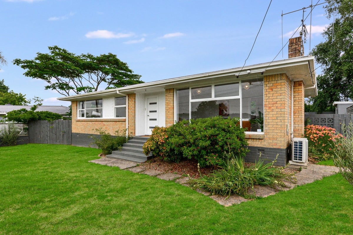 11 Minifie Avenue, Melville, Hamilton - Carousel 1