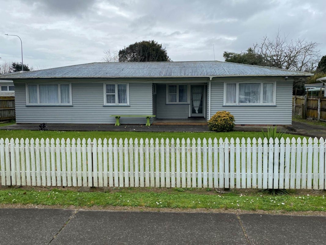 4 Blanes Road, Weymouth, Auckland - Carousel 1