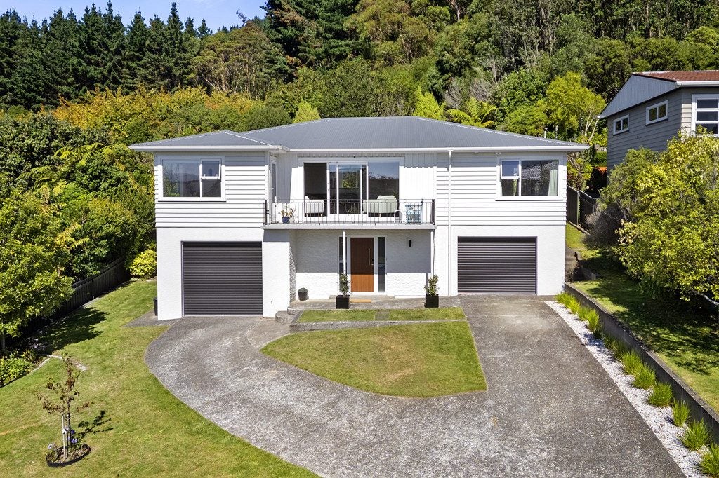 37 Sunrise Boulevard, Tawa, Wellington - Carousel 1