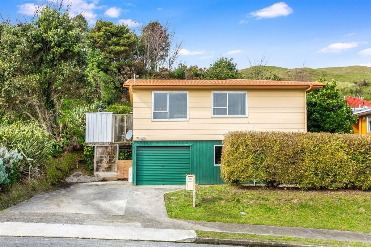 88 Arahura Crescent, Waitangirua, Porirua - Carousel 1