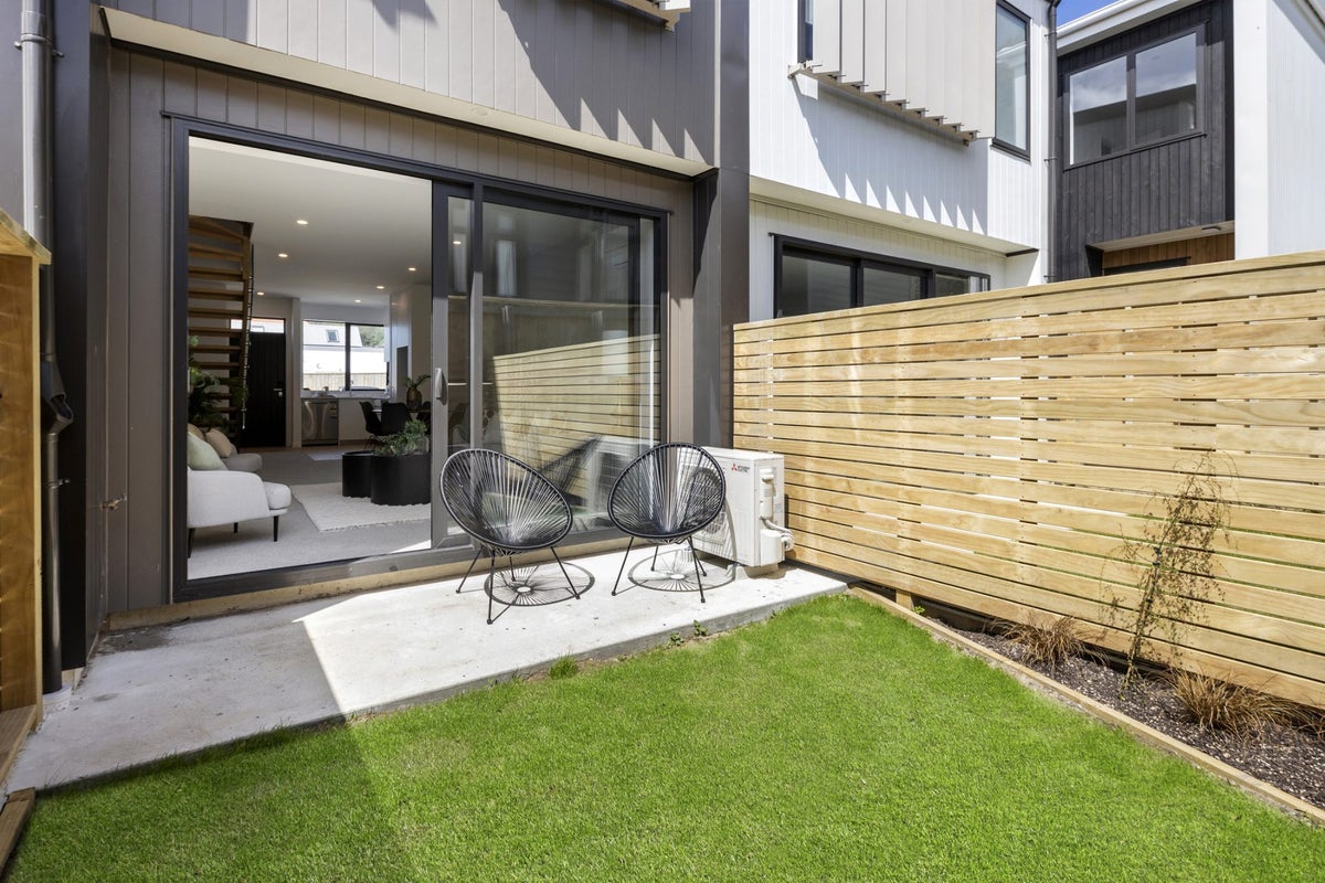 16/166 Queens Drive, Lyall Bay, Wellington - Carousel 1