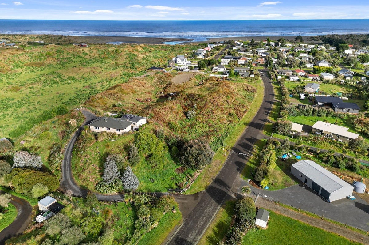 24 Strathnaver Glen, WAIKAWA BEACH, LEVIN - Carousel 2