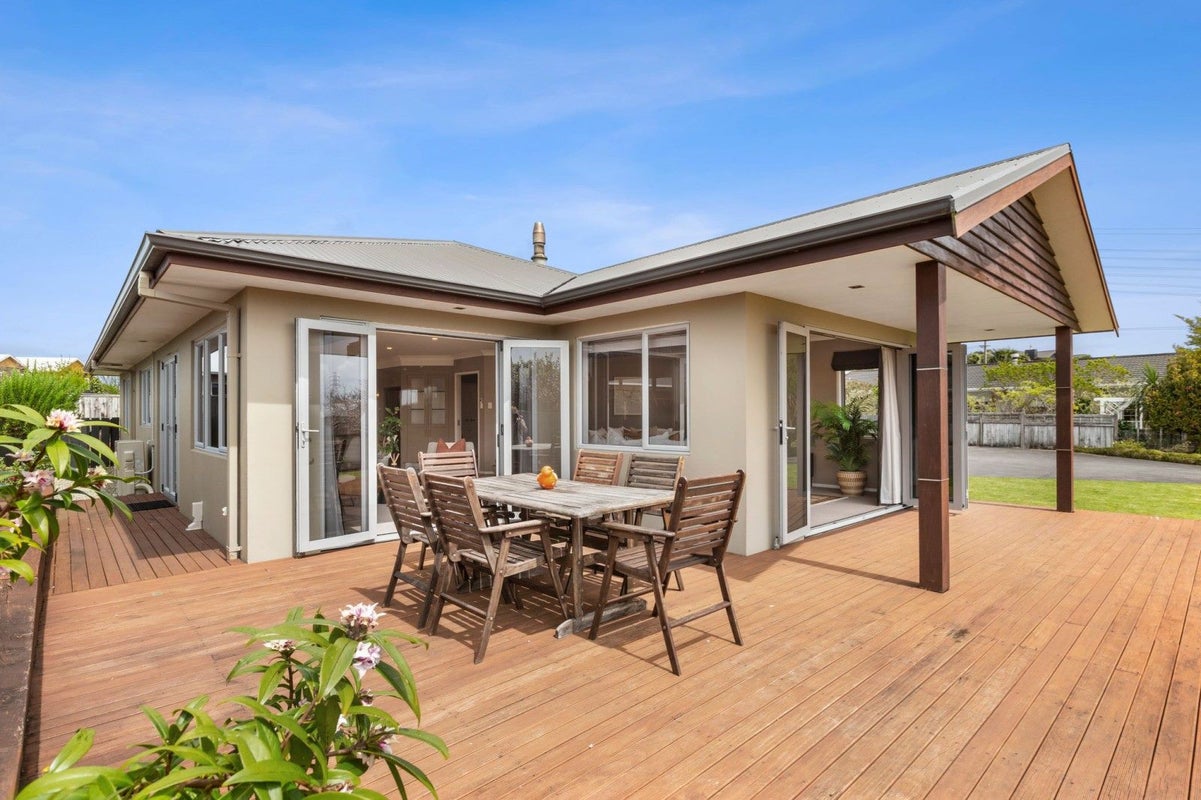 8 Karamea Street, Whalers Gate, New Plymouth - Carousel 1