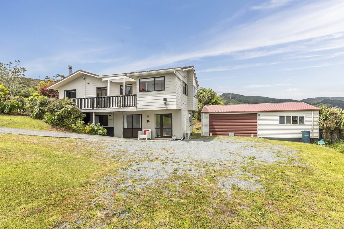 54 Woodhouse Avenue, Karori, Wellington - Carousel 1