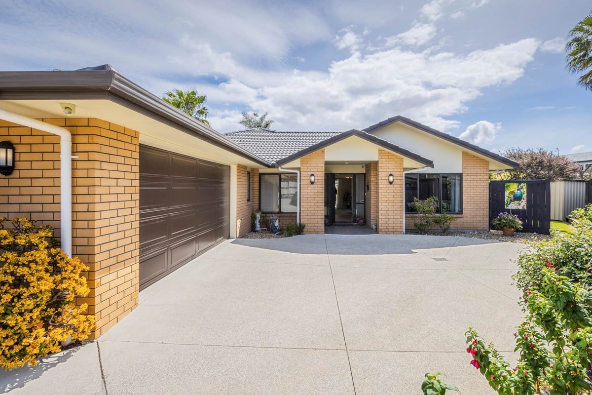 13 Dalcross Drive, Flat Bush, Auckland - Carousel 1