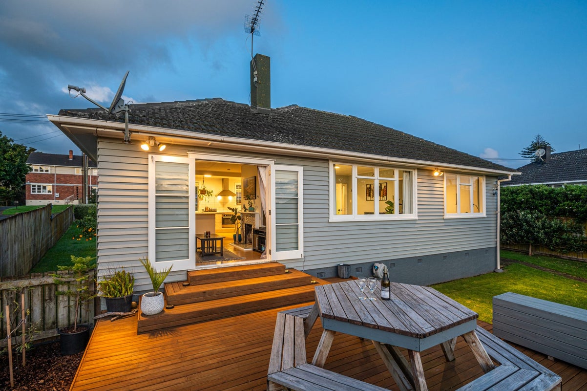 23 Coates Crescent, Panmure, Auckland - Carousel 1