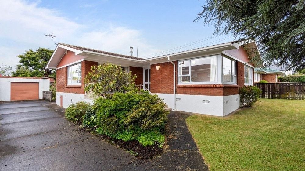 10 Tomlin Place, Mangere East, Auckland - Carousel 1