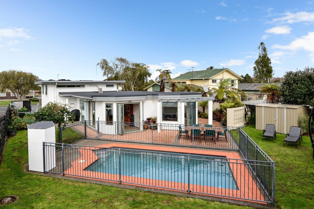 37 Glen Lynne Avenue, Queenwood, Hamilton - Carousel 1