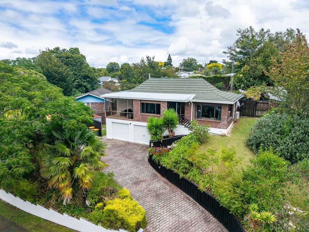 6 Exeter Street, Glenview, Hamilton - Carousel 2