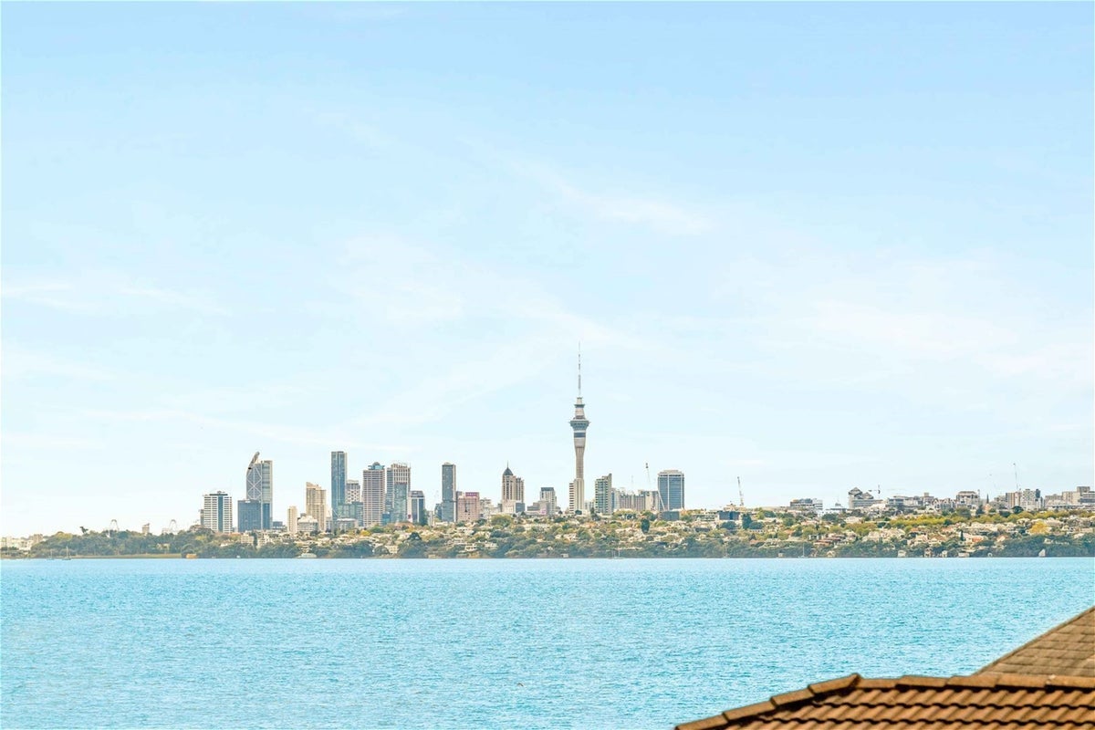 122 Beach Road, Te Atatu Peninsula, Auckland - Carousel 1