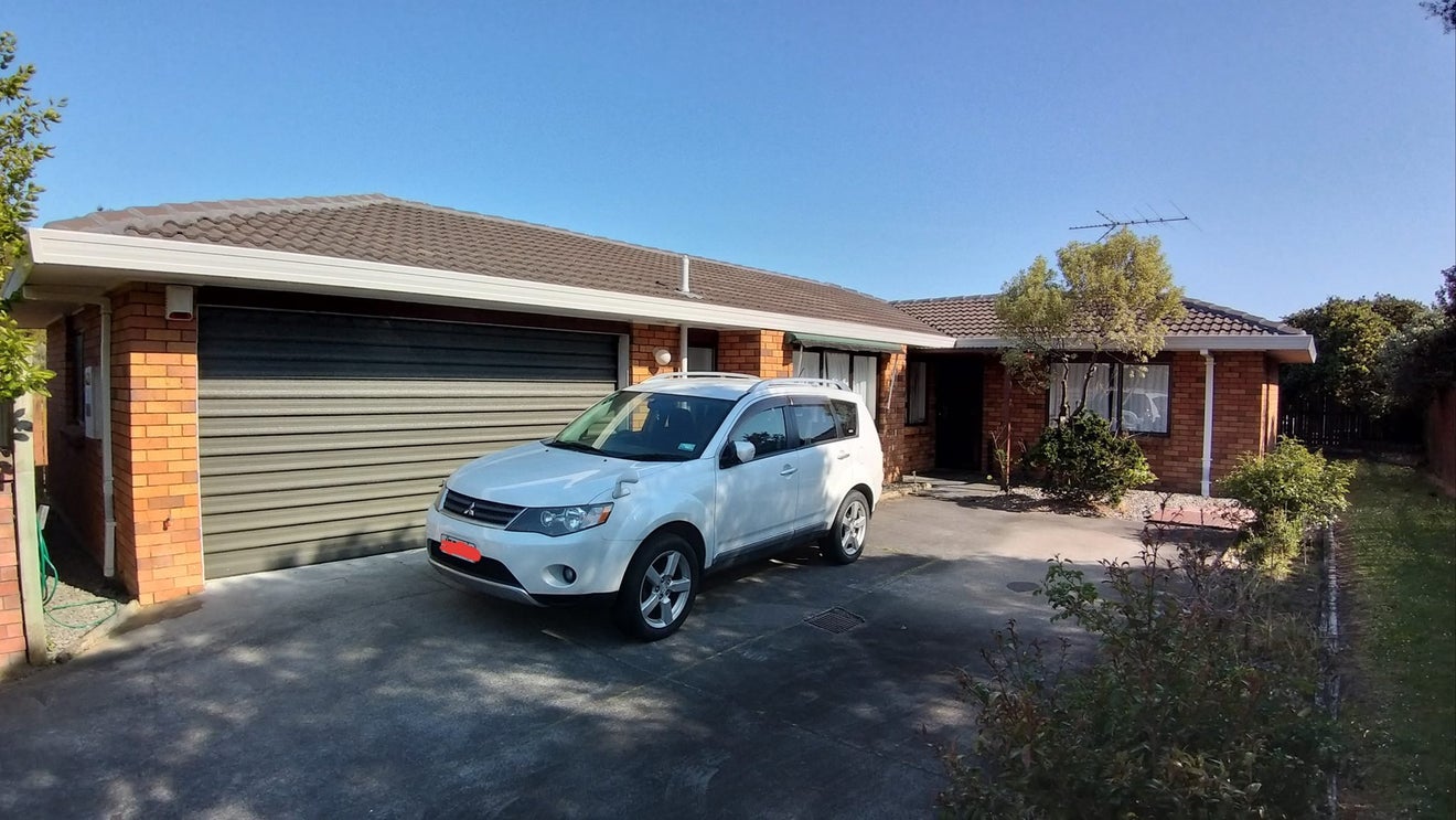 2/67 Aviemore Drive, Highland Park, Auckland - Carousel 1