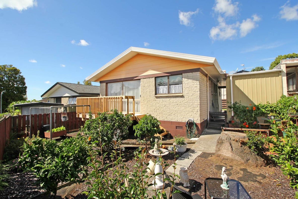2/10 Sikkim Crescent, Clover Park, Auckland - Carousel 1