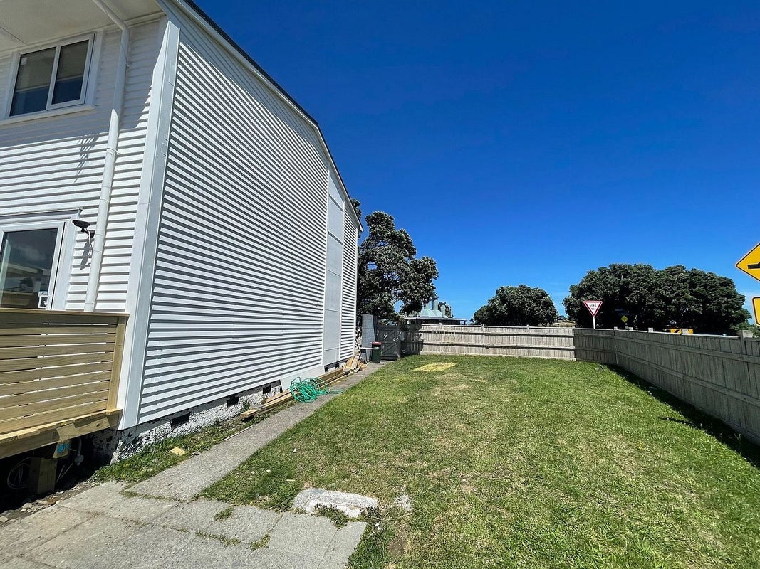1/1 Waione Street, Petone, Lower Hutt - Carousel 2