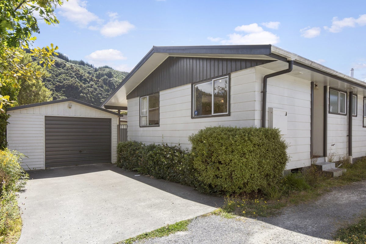 1/9 Gemstone Drive, Birchville, Upper Hutt - Carousel 1