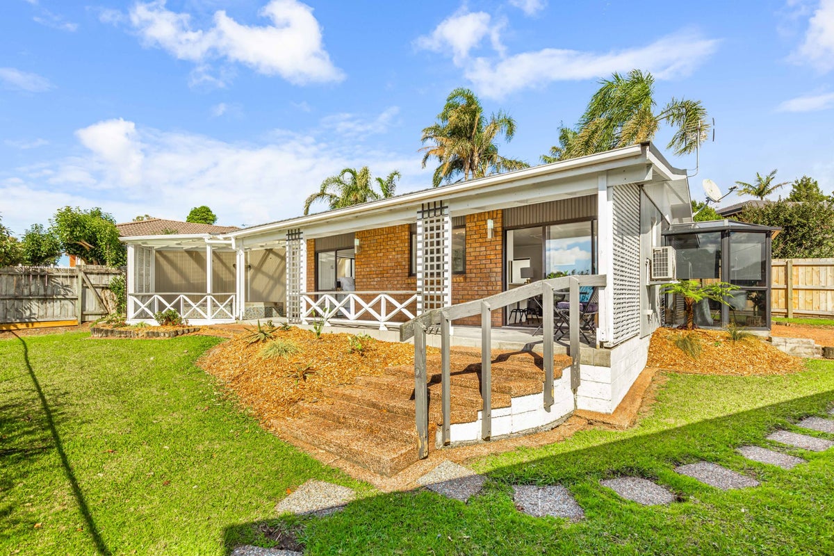 15 Statesman Street, Henderson, Auckland - Carousel 1