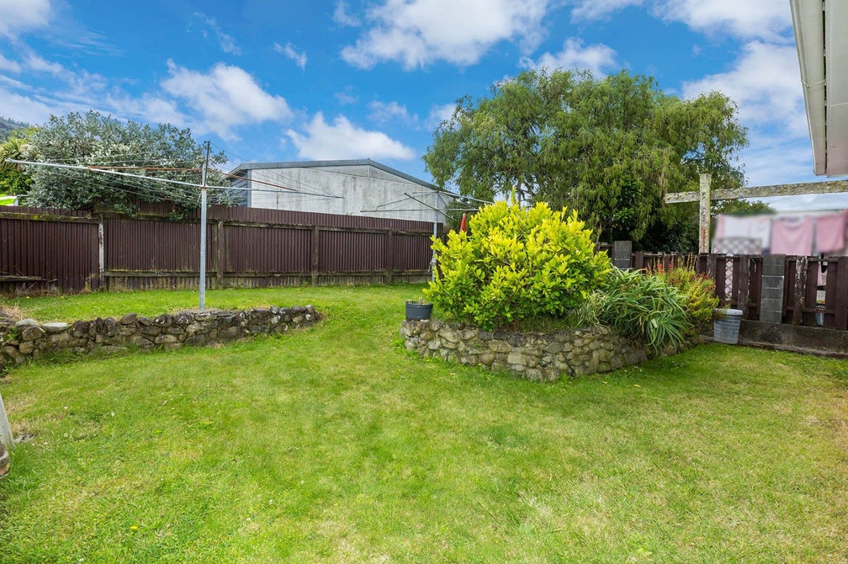 9B Haylock Grove, Totara Park, Upper Hutt - Carousel 12