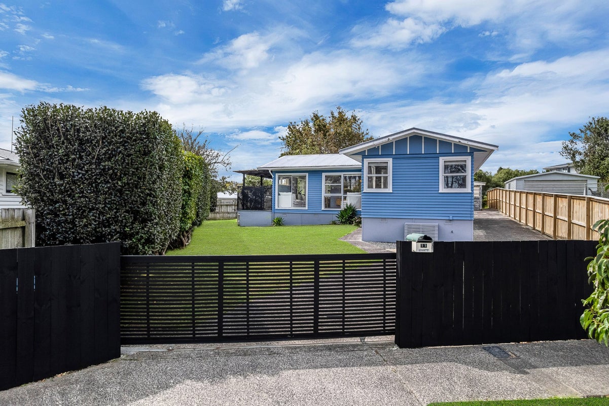 11 Lucknow Place, Blockhouse Bay, Auckland - Carousel 1