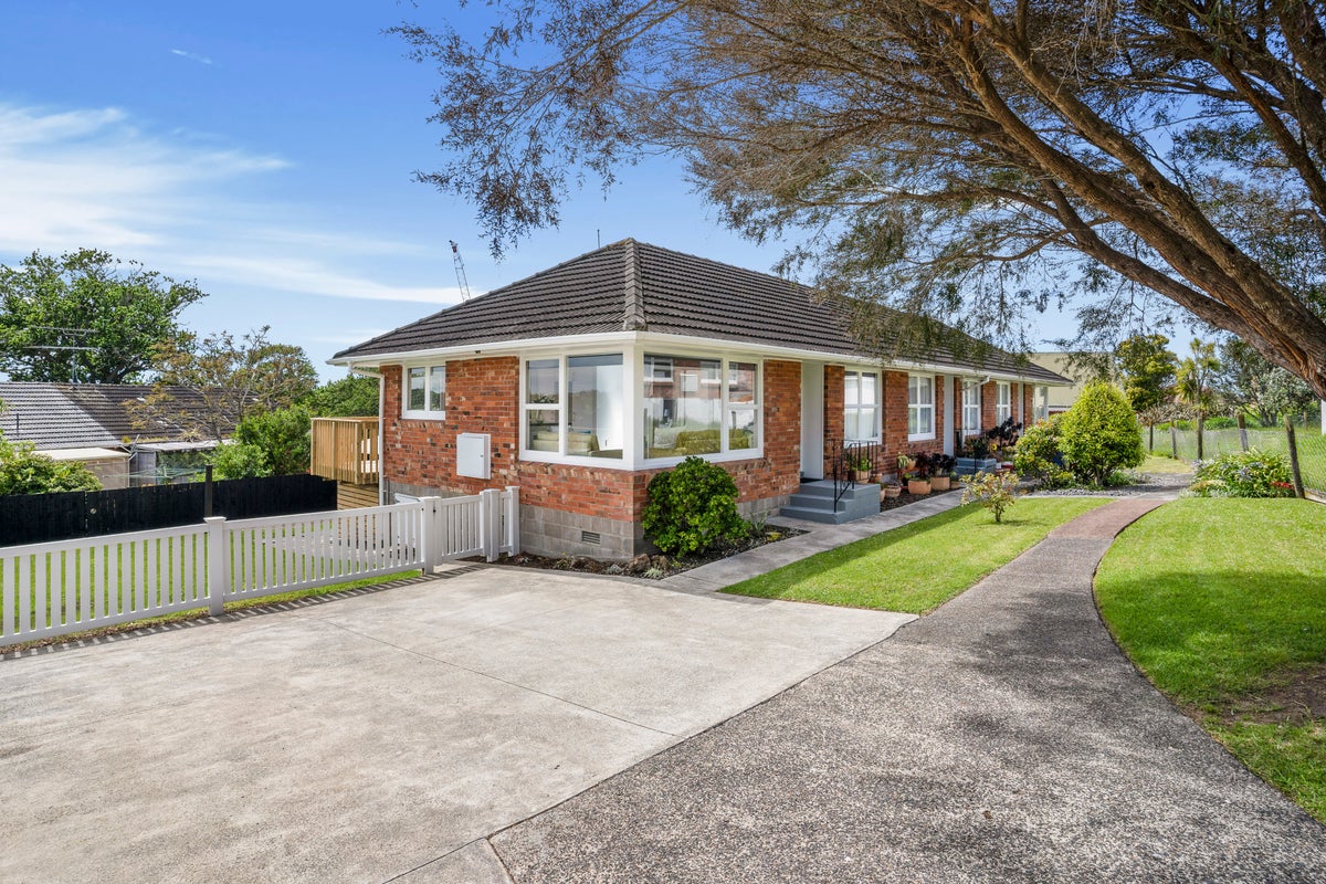 1/10 Liston Street, Northcote, Auckland - Carousel 2