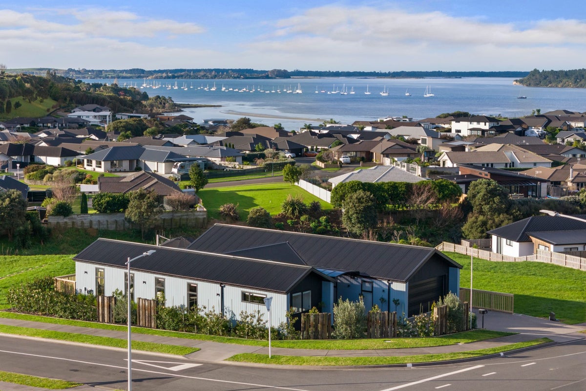 37 Ridge Drive, Omokoroa, Omokoroa - Carousel 1