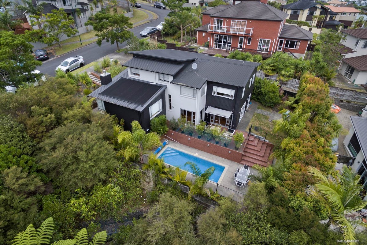 6 Lambir Place, Fairview Heights, Auckland - Carousel 1
