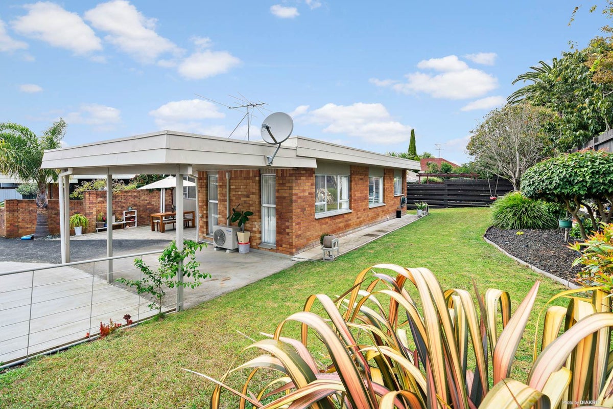 2/37 Galvan Avenue, Sunnyhills, Auckland - Carousel 1